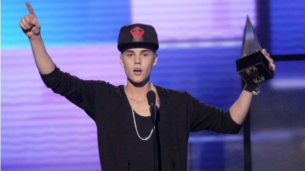 O cantor Justin Bieber recebe prêmio no American Music Awards O cantor Justin Bieber recebe prêmio no American Music Awards