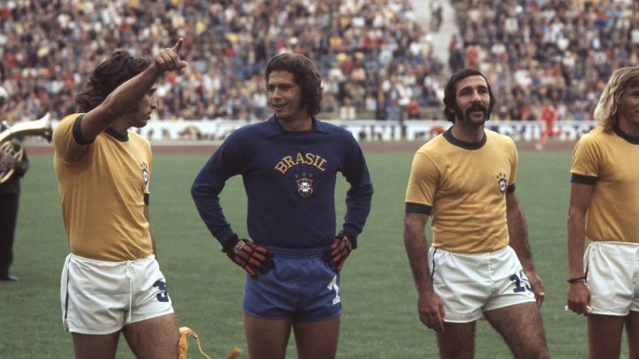 Atletas da seleção antes da derrota para a Polônia na decisão do terceiro lugar da Copa de 1974