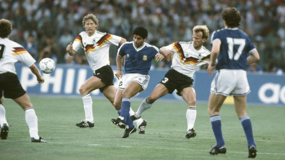 Maradona, da Argentina, entre Buchwald e Brehme, da Alemanha Ocidental, na final da Copa de 1990, em Roma