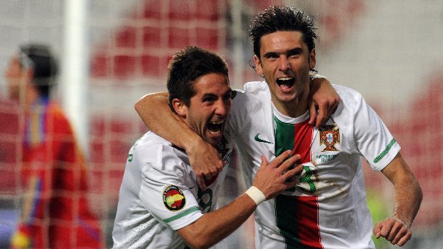 João Moutinho e Helder Postiga comemoram um dos gols da goleada de Portugal sobre a Espanha