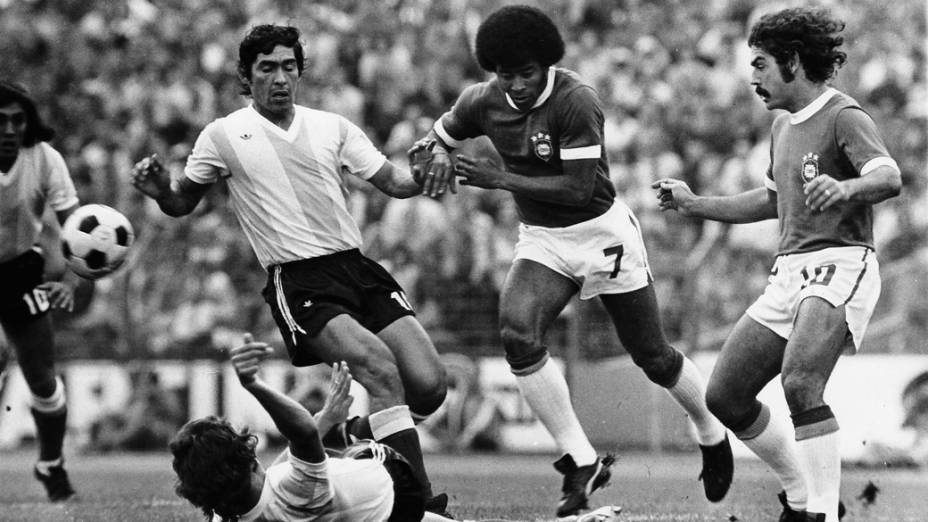 Jairzinho e Rivelino, do Brasil, e Heredia, da Argentina, no clássico sul-americano durante a Copa de 1974