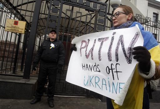 Manifestação em frente à embaixada russa na Ucrânia
