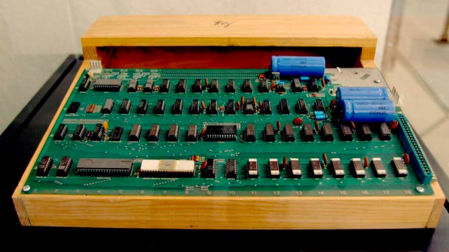 1976 – O Apple I não foi um grande sucesso de vendas. A placa era vendida "pelada" dentro de uma caixa de papelão, sem nenhum tipo de gabinete, tornando comum que os Apple I fossem instalados dentro de caixas de madeira feitas artesanalmente. Uma das vantages é que ele podia ser ligado diretamente a uma TV, dispensando a compra de um terminal de vídeo. Possuía também um conector para unidade de fita (o controlador era vendido separadamente por 75 dólares) e um conector reservado para expansões futuras