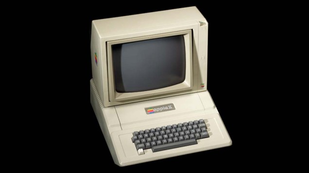1977 – O Apple II vinha com apenas 4 KB de memória e era bem mais parecido com um computador atual. Vinha num gabinete plástico e tinha um teclado incorporado. A versão mais básica era ligada na TV e usava o famigerado controlador de fita K7, ligado a um aparelho de som, para carregar programas. A linha Apple II se tornou tão popular que sobreviveu até o início dos anos 90, quase uma década depois do lançamento do Macintosh