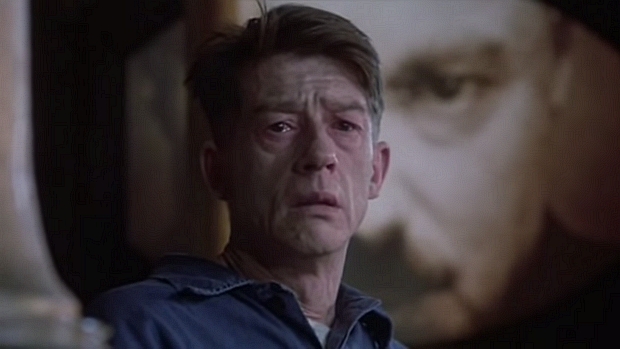 John Hurt durante cena de '1984', dirigido por Michael Radford