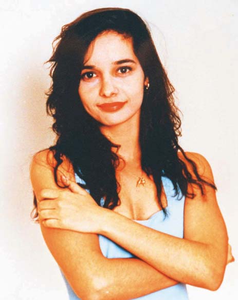 Em dezembro de 1992, a atriz Daniella Perez, de 22 anos, filha da autora Glória Perez, foi morta a tesouradas pelo ator Guilherme de Pádua, com quem contracenava na novela De Corpo e Alma