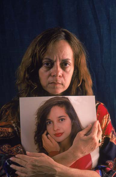 Glória Perez segura a fotografia de sua filha, Daniella Perez Glória Perez segura a fotografia de sua filha, Daniella Perez