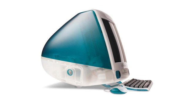 1998 - O iMac começou a ser vendido em 15 de agosto de 1998 e logo ganhou aclamação popular por sua concepção criativa