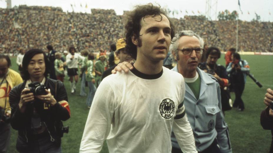 Beckenbauer, capitão da Alemanha Ocidental, logo depois da vitória na final contra a Holanda