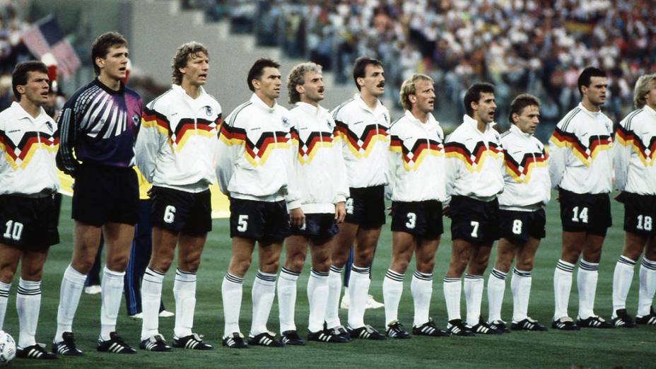 Seleção alemã antes da final de 1990: Matthaus, Illgner, Buchwald, Augenthaler,Voller,Kohler, Brehme, Littbarski, Haessler, Berthold, Klinsmann