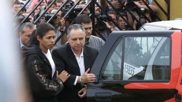 Antônio Pimenta Neves chega algemado ao Fórum de Ibiúna para prestar depoimento sobre o assassinato de sua ex-namorada Sandra Gomide (Agosto de 2000) Antônio Pimenta Neves chega algemado ao Fórum de Ibiúna para prestar depoimento sobre o assassinato de sua ex-namorada Sandra Gomide (Agosto de 2000)