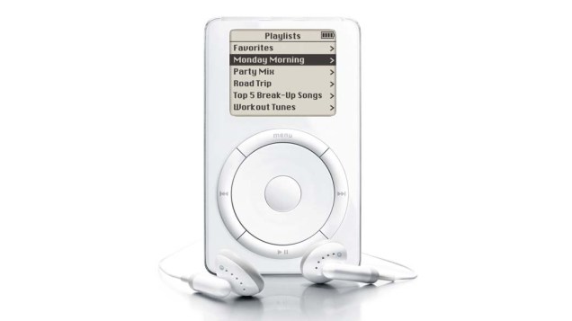 2001 - Anunciado em 23 de outubro de 2001 em Cupertino, Califórnia, o iPod armazenava até 1.000 músicas em formato digital