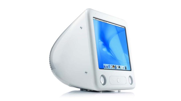 2002 - eMac, classificado pela Apple como um computador acessível para educação por oferecer maior flexibilidade para professores e estudantes