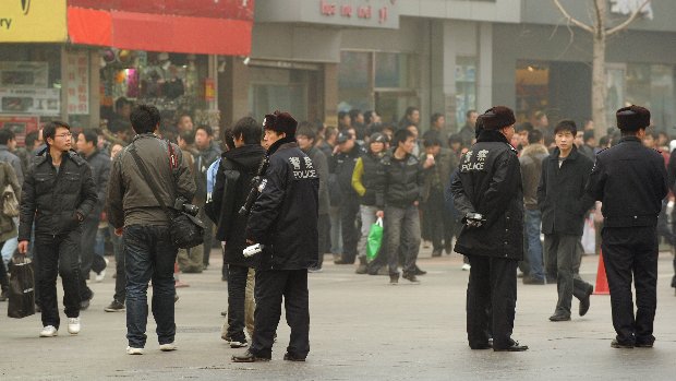 Policiais observam manifestação chinesa divulgada via internet