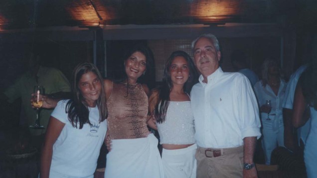 O engenheiro Waldo de Carvalho Wunder com a esposa, Paulette Kahane Wunder, e as filhas, Mariana Wunder e Carolina Wunder, no réveillon de 2002. O engenheiro matou a esposa, as filhas e cometeu suicídio