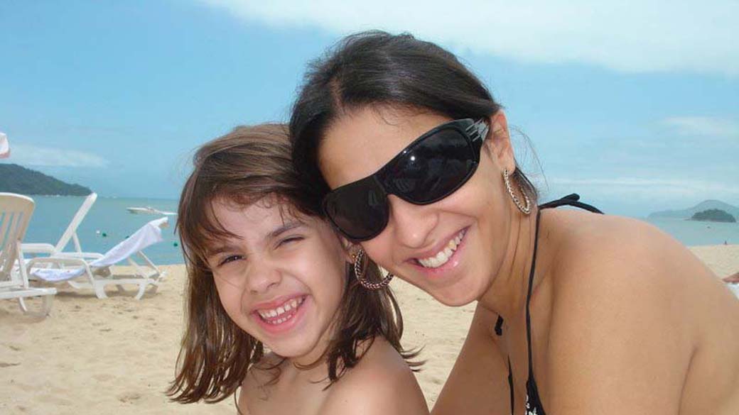Ana Carolina Oliveira com a filha, Isabella Nardoni, de 5 anos. Em março de 2008, a criança foi espancada pela madrasta, Anna Carolina Jatobá, e arremessada pela janela do apartamento por seu pai, Alexandre Nardoni