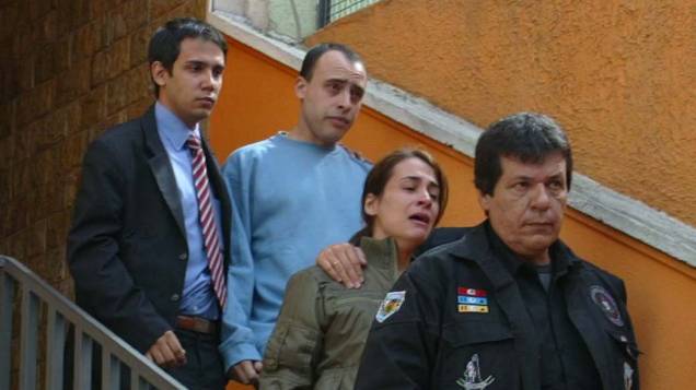 Sob escolta policial, Alexandre Nardoni e Anna Carolina Jatobá, pai e madrasta de Isabella Nardoni, saem da casa do pai dele para depor, em São Paulo Sob escolta policial, Alexandre Nardoni e Anna Carolina Jatobá, pai e madrasta de Isabella Nardoni, saem da casa do pai dele para depor, em São Paulo