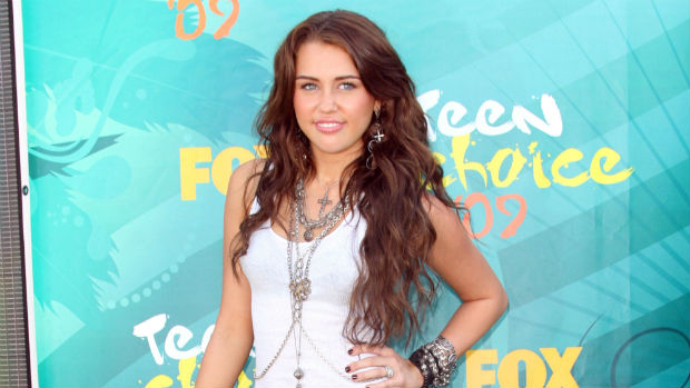 Após lançar seu segundo disco, Breakout, em 2008, Miley começa a apresentar um figurino mais diferente e ousado, com saias curtas e decotes. Os cabelos passam a ser ruivos