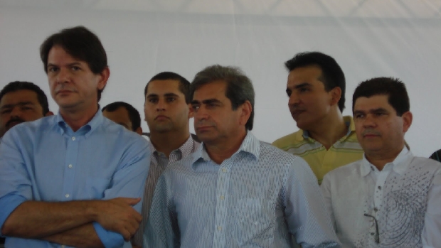 O empresário Raimundo Morais Filho (de camisa amarela) aparece ao lado do governador Ceará, Cid Gomes