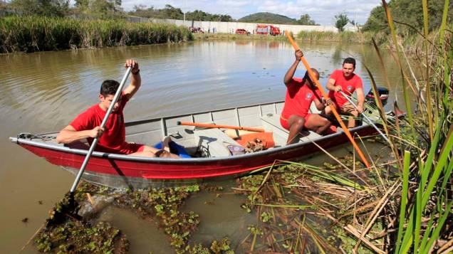 Bombeiros procuram pelo corpo de Eliza Samudio em uma lagoa em Ribeirão das Neves, Minas Gerais Bombeiros procuram pelo corpo de Eliza Samudio em uma lagoa em Ribeirão das Neves, Minas Gerais