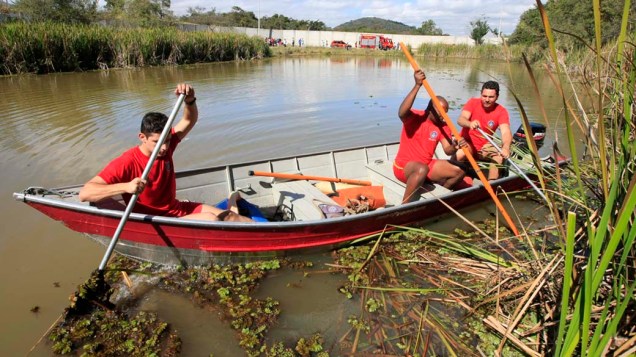Bombeiros procuram pelo corpo de Eliza Samudio em uma lagoa em Ribeirão das Neves, Minas Gerais