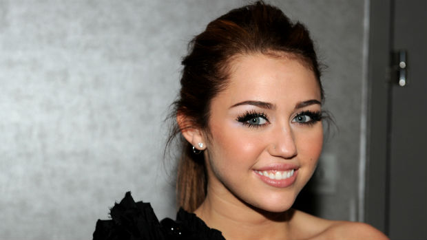 Em 2010, Miley Cyrus aparece com um piercing no nariz, um de seus primeiros sinais de rebeldia. Os cabelos, na época, eram ruivos