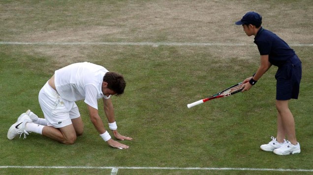 O tenista francês Nicolas Mahut durante partida contra o americano John Isner pelo torneio de Wimbledon. Os atletas bateram o recorde de jogo mais longo da história do tênis: nove horas. A partida foi interrompida no quinto set, com 59 games para cada lado, por falta de luz natural.
