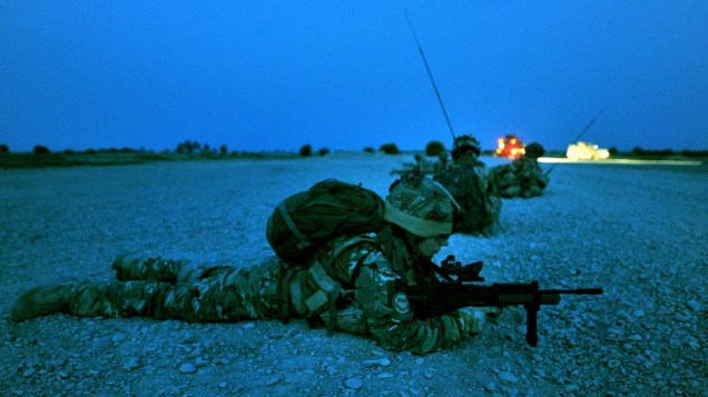 Soldados britânicos realizam patrulha durante alvorada nas vilas de Nahr e Saraj, no Afeganistão.