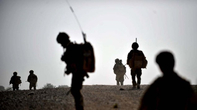 Nas redondezas de Helmand, no Afeganistão, soldados britânicos realizam patrulha.