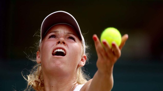 A tenista dinamarquesa Caroline Wozniacki, em partida contra a chinesa Kai-Chen Chang no quarto dia do Torneio de Wimbledon.