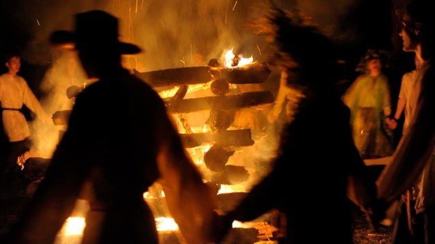 Com roupas tradicionais e em volta de fogueira, pessoas participam de uma tradicional festa eslava na cidade de Dobrush, na Bieolorússia.