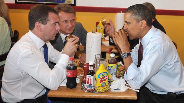 O presidente americano Barack Obama come hambúrger com o presidente russo Dmitry Medvedev durante encontro em Arlington, na Virgínia.