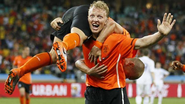 O atacante holandês Dirk Kuyt comemora com o meia Wesley Sneijder o segundo gol da equipe. Com a vitória por 2 a 1 contra a Eslováquia, a Holanda se classificou para a próxima fase - a seleção laranja enfrentará o vencedor do duelo entre Brasil e Chile.
