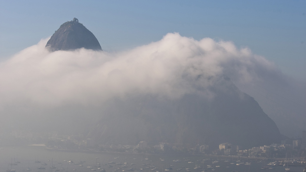 Neblina cobre parte do morro do Pão de Açúcar, no bairro da Urca, zona sul do Rio de Janeiro.