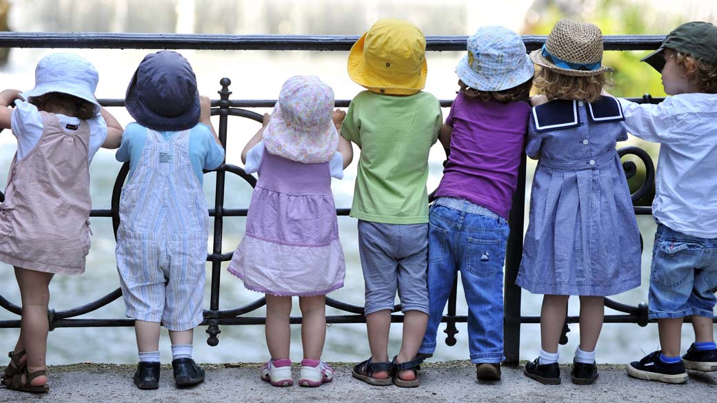 Em Munique, na Alemanha, crianças usam chapéus para se proteger do sol. As temperaturas no país já passaram dos 30 graus