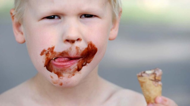 O menino Nick, de cinco anos, come um sorvete em Esse, na Alemanha