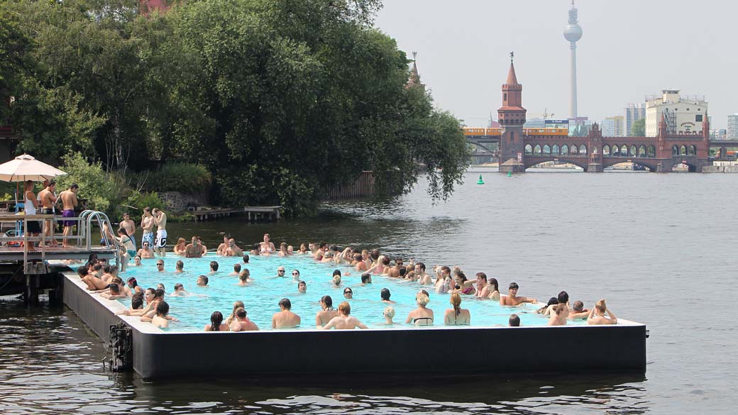Banhistas utilizam piscina em barco no rio Spree, em Berlim