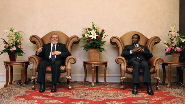 O presidente brasileiro Luiz Inácio Lula da Silva foi recebido por Obiang Nguema Mbasogo, presidente da Guiné Equatorial, no palácio presidencial de Malabo. Lula assinou cinco acordos de cooperação com a Guiné Equatorial