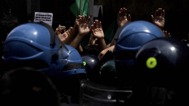 Manifestantes italianos tomaram as ruas de Aquila, em Abruzzo, para protestar pela isenção de taxas e pedir ajuda estatal para a região, atingida em 2009 por um terremoto
