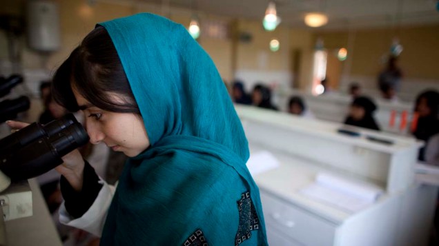 Estudante afegã utiliza laboratório na Universidade de Kabul, onde a situação das mulheres tem mudado após a queda do regime Talibã, que proibia seu acesso à educação
