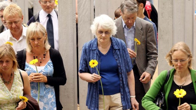 Em homenagem às vítimas dos atentados em Londres, que completam cinco anos hoje, familiares compareceram com flores a memorial no Hyde Park