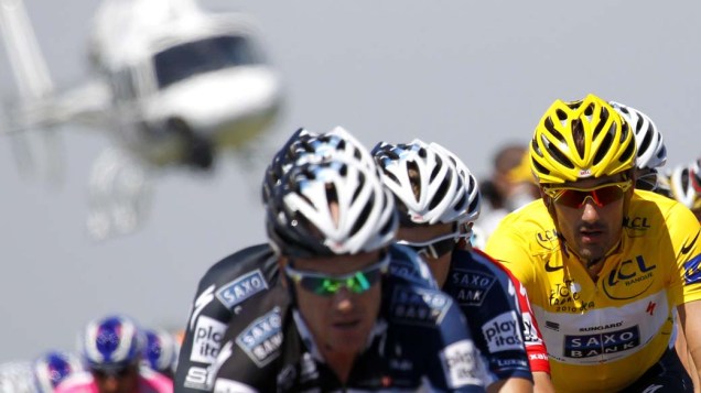 Helicóptero sobrevoa grupo de ciclistas liderado pelo suíço Fabian Cancellara, no Tour de France. A competição tem hoje sua quarta etapa, entre as cidades de Cambrai e Reims, no norte da França