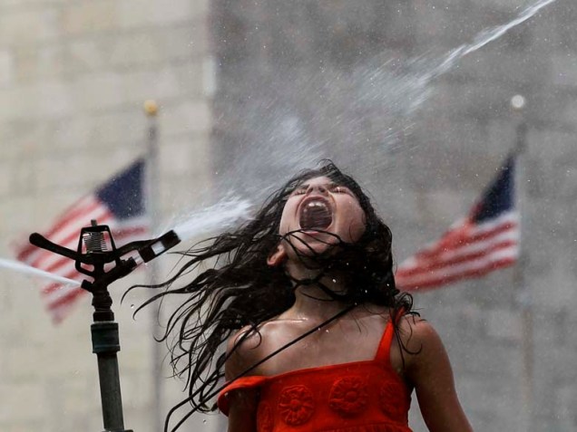 Menina se refresca em Washington, nos Estados Unidos, onde os termômetros marcaram 37°C