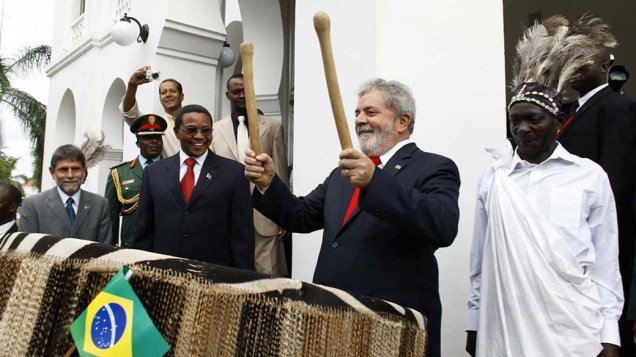 Durante encontro em Dar Es Salaam, na Tanzânia, o presidente Luiz Inácio Lula da Silva tocou tambores na presença de Jakaya  Kikwete, o presidente do país