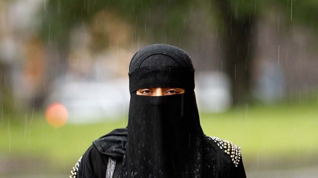 Mulher muçulmana usa o niqab enquanto anda pelas ruas de Blackburn, na Inglaterra. O polêmico véu que cobre todo o rosto das mulheres foi banido nesta terça-feira das universidades da Síria. Na Europa, alguns países cogitam a proibição do niqab