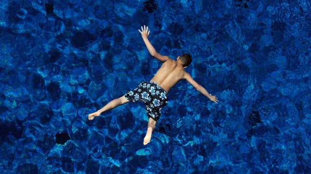 Um menino pula em uma piscina, em Berlim. Na Alemanha, as temperaturas atingiram os 30ºC