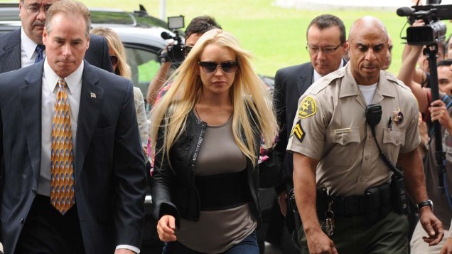 A cantora e atriz norte-americana Lindsay Lohan se apresenta ao tribunal em Beverly Hills para cumprir 90 dias de prisão por ter violado uma condicional de 2007, quando foi condenada por dirigir alcoolizada e por porte de cocaína