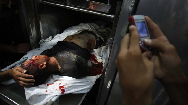 Militante palestino morto por disparos da artilharia israelense. Outras 10 pessoas ficaram feridas durante o confronto que ocorreu quando o grupo de militantes se aproximou da fronteira com Israel para supostamente lançar foguetes contra o território vizinho