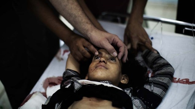 Menina palestina é atendida em um hospital da Faixa de Gaza. Ela ficou ferida durante o confronto entre a artilharia israelense e militantes palestinos, que deixou 1 morto e 10 feridos