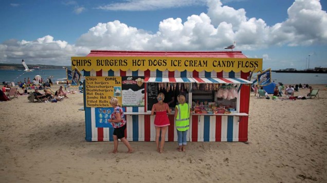 Pessoas aproveitam o verão em uma praia de Weymouth, na Inglaterra